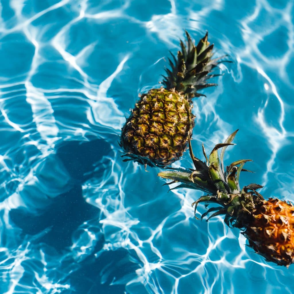 kaboompics Pineapple in a swimming pool
